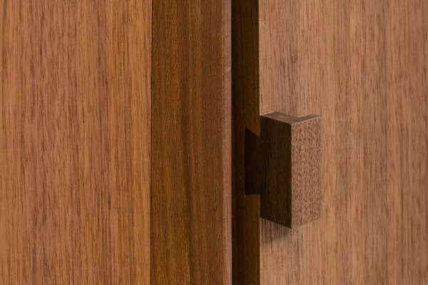 無垢の木で作った引き戸の取っ手