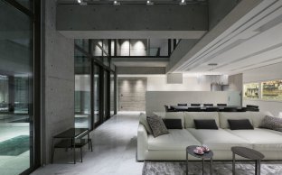 吹き抜けのあるリビングダイニング