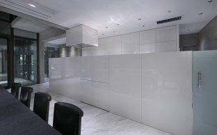 クローズドキッチン