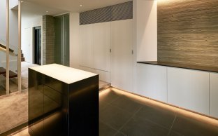 玄関　光るテーブル