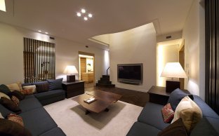 造り付けのソファ