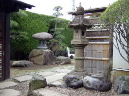 和風庭園施工例８(三灯篭のある前庭)山形...