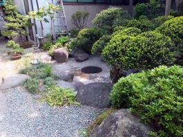 坪庭施工例１１(古池を苔と庭石で坪庭にリ...