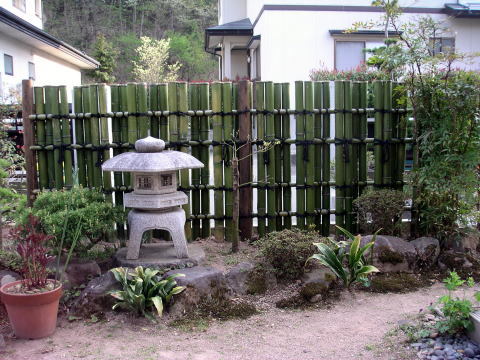 坪庭施工例１(竹垣と雪見灯篭を生かした坪...