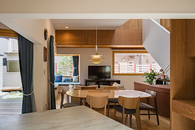 キッチンから見たダイニング　A house in the house tree | Eureka 