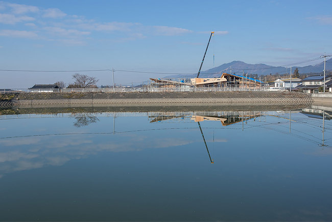 Eureka|エウレカ_建築工事中_奈義町多世代交流広場 ナギテラス　対岸から