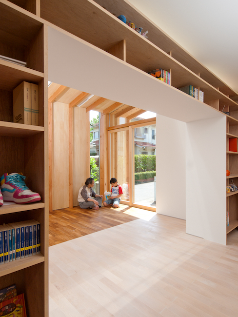 埼玉の家　書棚越しにアトリエを見る