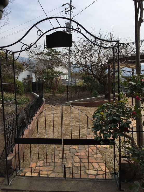 花壇やパーゴラテラスのある広々ガーデン　...