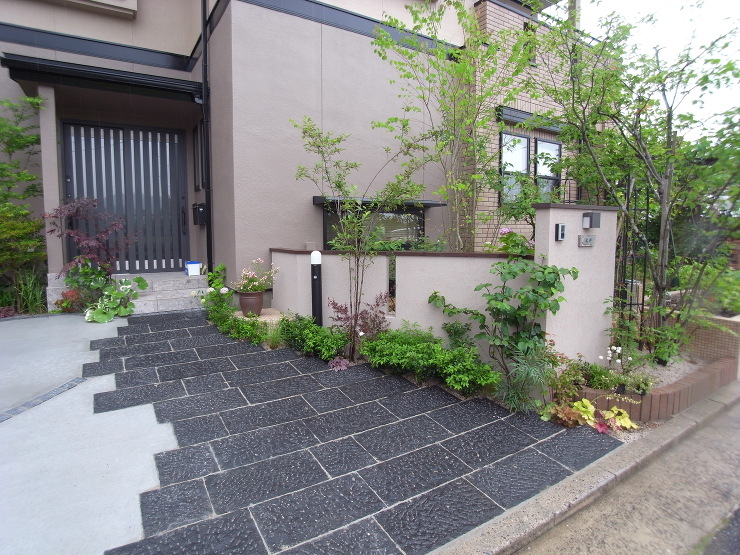 玄関位置を変更してアプローチを一新　広島...