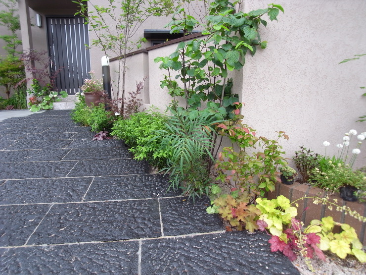 玄関位置を変更してアプローチを一新　広島...