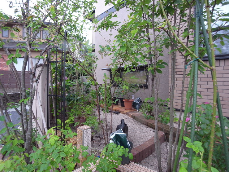 玄関位置を変更してアプローチを一新　広島...