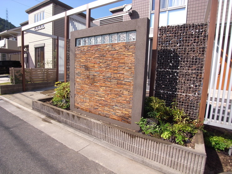 プラスGを組み合わせた格好いい外構　安佐...