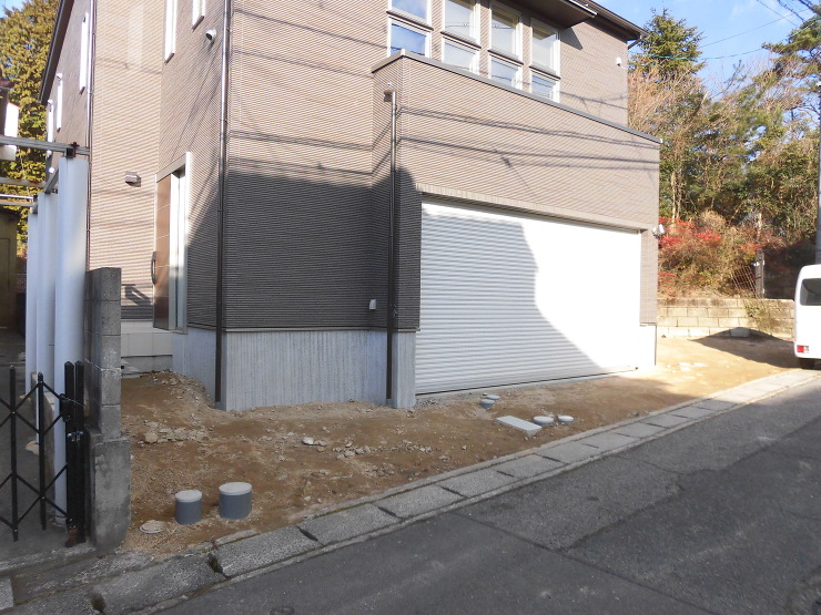 シックな色でまとめたクローズ外構　広島市...