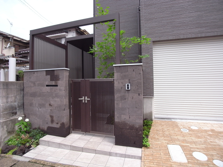 シックな色でまとめたクローズ外構　広島市...