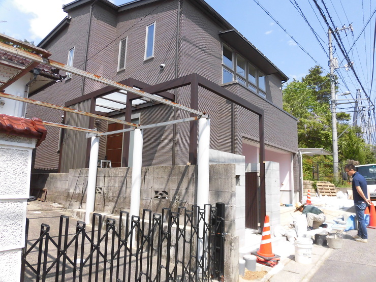シックな色でまとめたクローズ外構　広島市...
