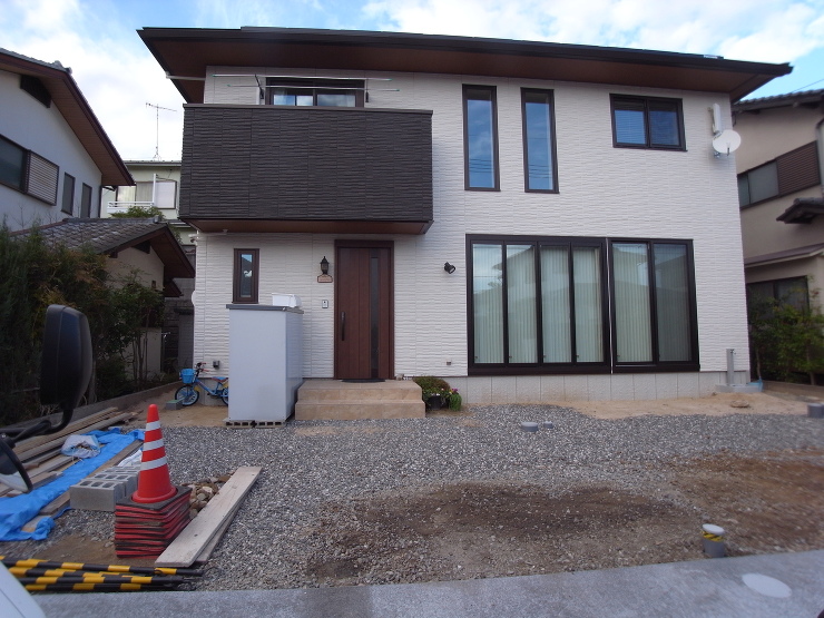 ウインドブリックの塀がポイントになった外...