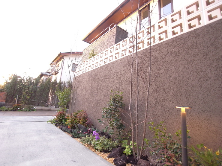 ウインドブリックの塀がポイントになった外...