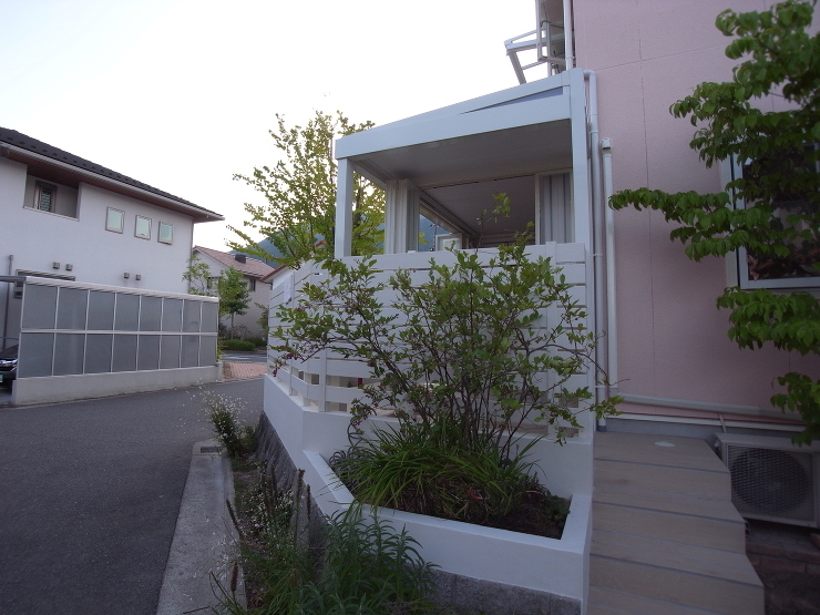 白で統一した爽やかなガーデンルーム　広島...