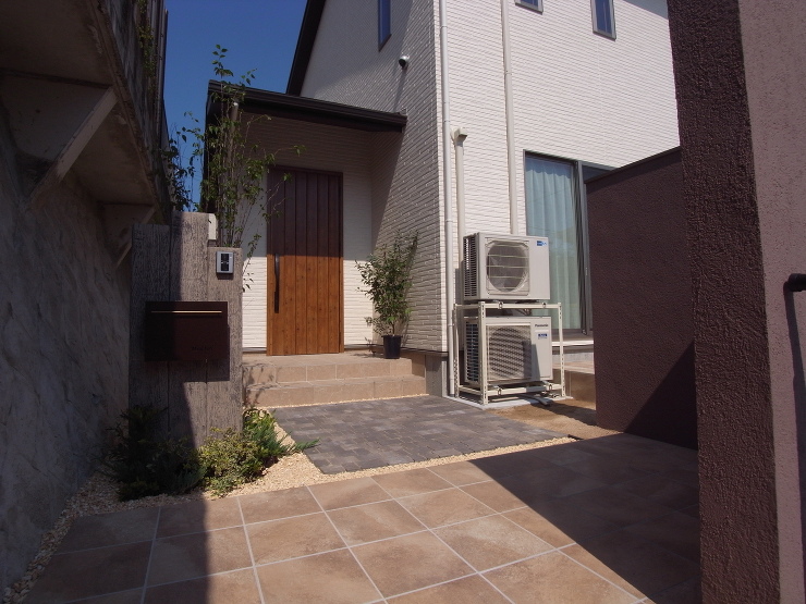 枕木の門柱が可愛い玄関周り　広島市安佐南...