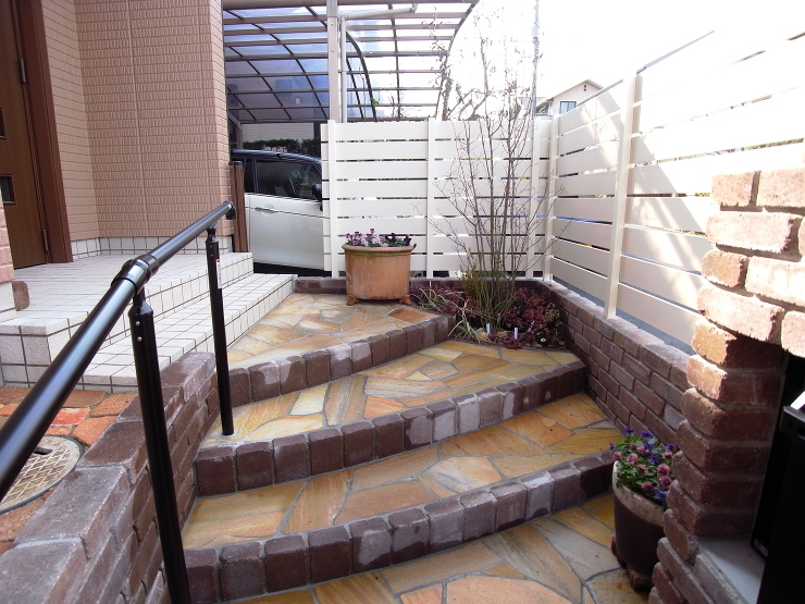 リフォームでクラシカルなアプローチに　広...