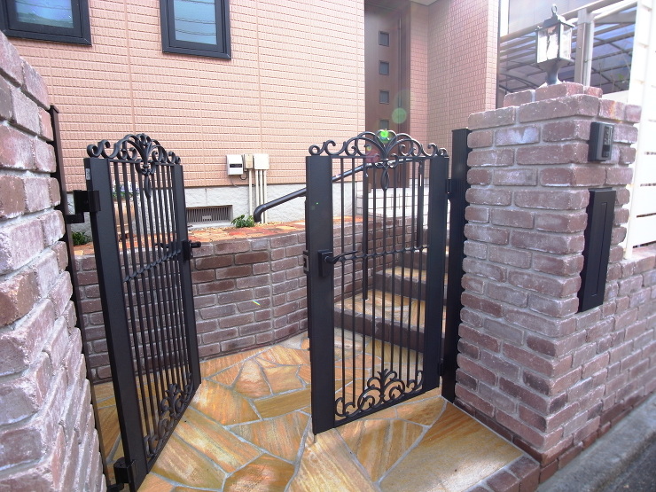 リフォームでクラシカルなアプローチに　広...