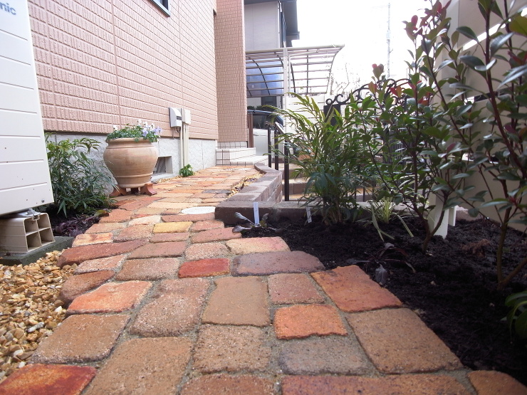 リフォームでクラシカルなアプローチに　広...