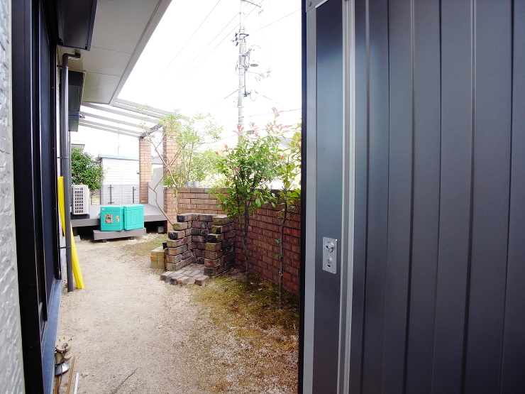 既存のパーゴラテラスと物置を一新。　呉市...