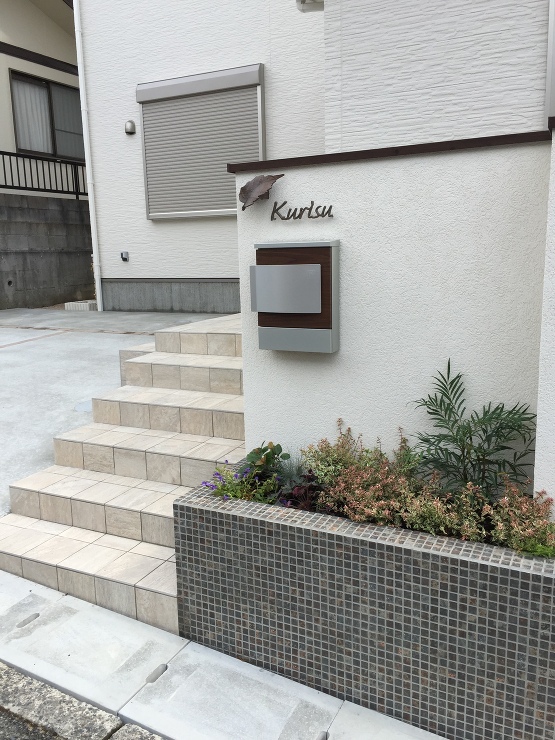 シンプルな壁もアクセントを加えてお洒落に...