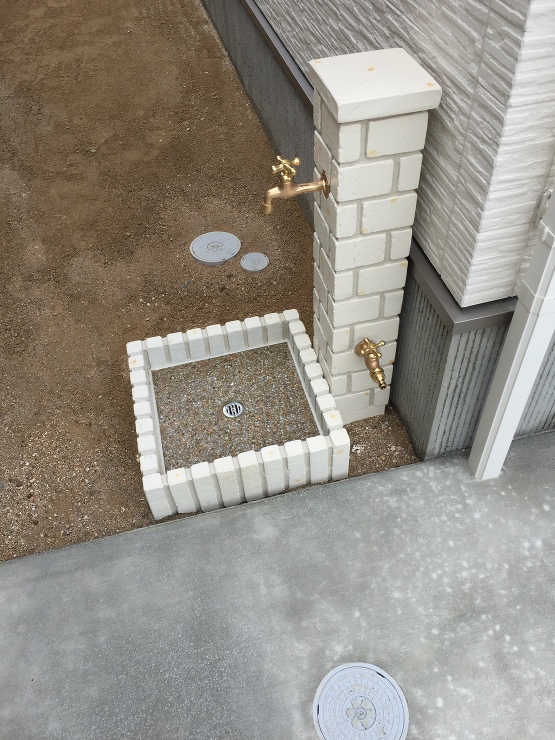シンプルな壁もアクセントを加えてお洒落に...