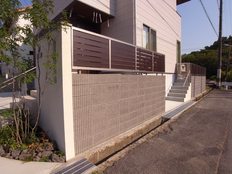 駐車場をしっかり確保した外構　廿日市市|...