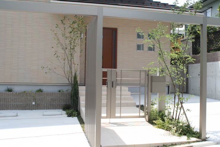 ３台駐車スペースを確保したエントランス　...