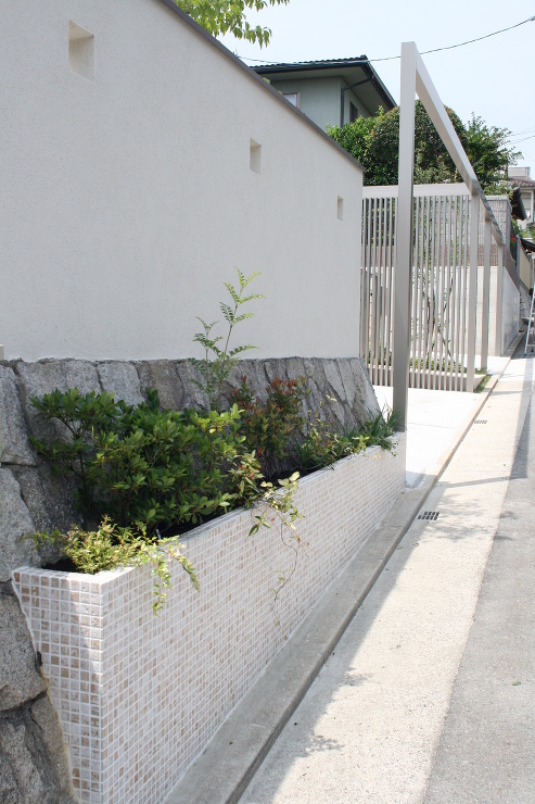 ３台駐車スペースを確保したエントランス　...