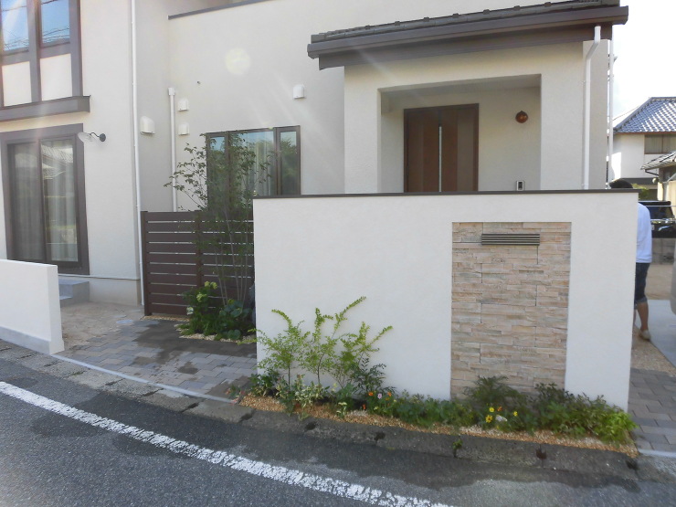 落ち着いた雰囲気で暖かみのある外構　広島...