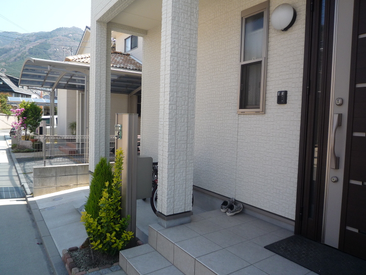 素敵な門周りと利用度UPした庭に変身　広...