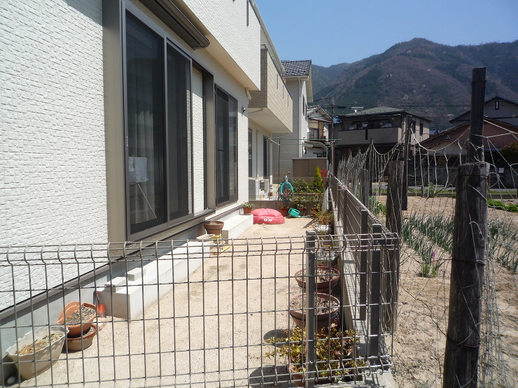 素敵な門周りと利用度UPした庭に変身　広...