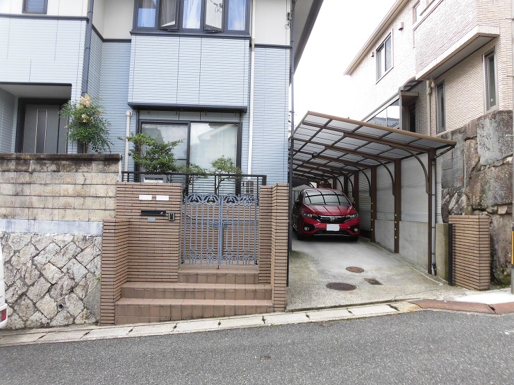 昇り降りしやすい階段でモダンな玄関周りに...