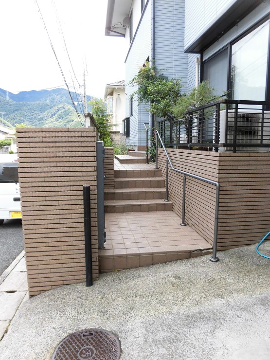 昇り降りしやすい階段でモダンな玄関周りに...