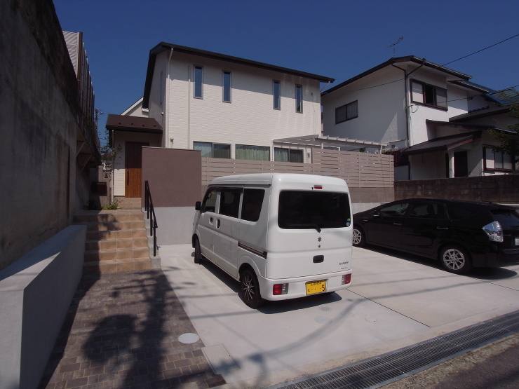 枕木の門柱が可愛い玄関周り　広島市安佐南...