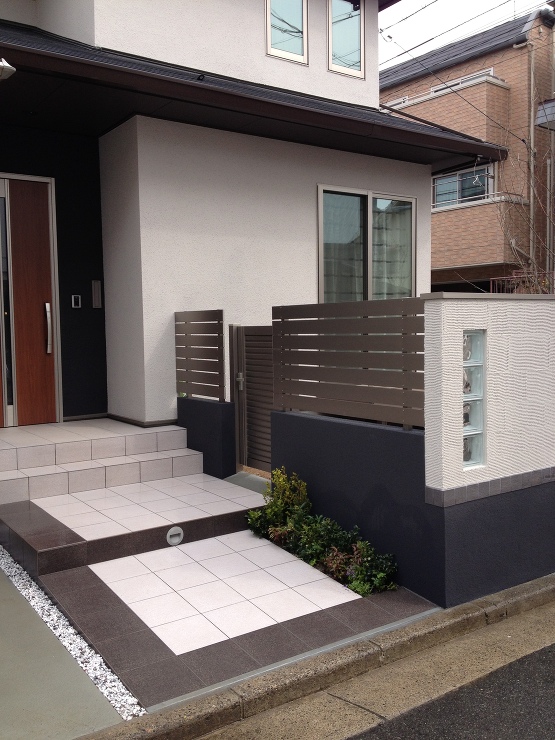 モノトーンとガラスブロックでスタイリッシ...