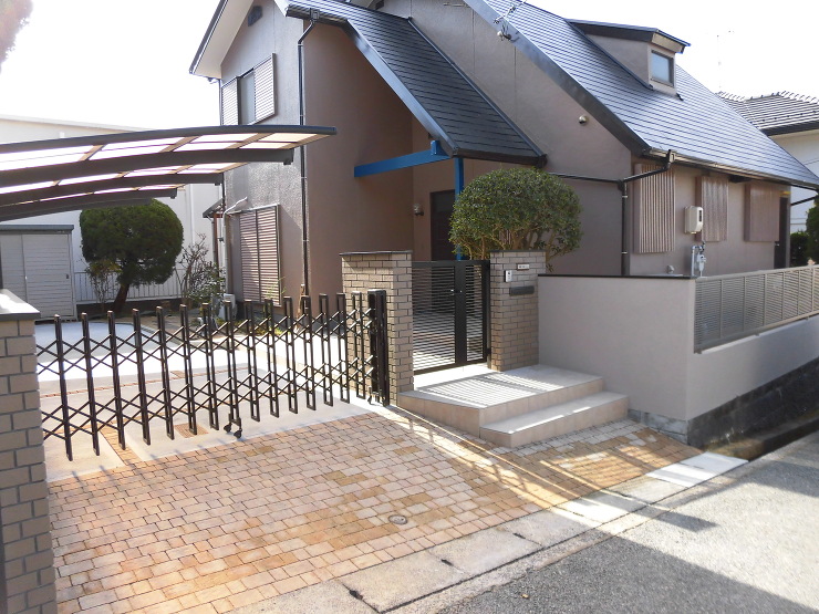 外壁に合わせたカラーで統一感のある門回りに　広島市佐伯区