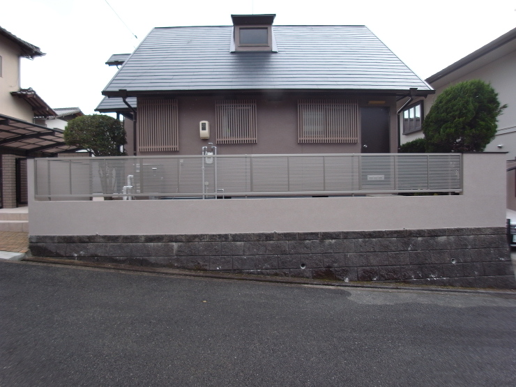 外壁に合わせたカラーで統一感のある門回り...