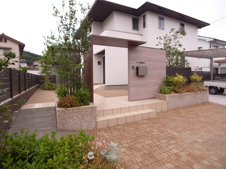 LIXILのプラスGを組み合わせた玄関周り　三次市