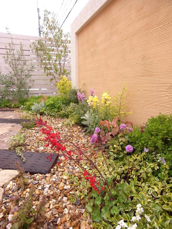 ガーデンルームを開け放つと素敵なお庭が広...