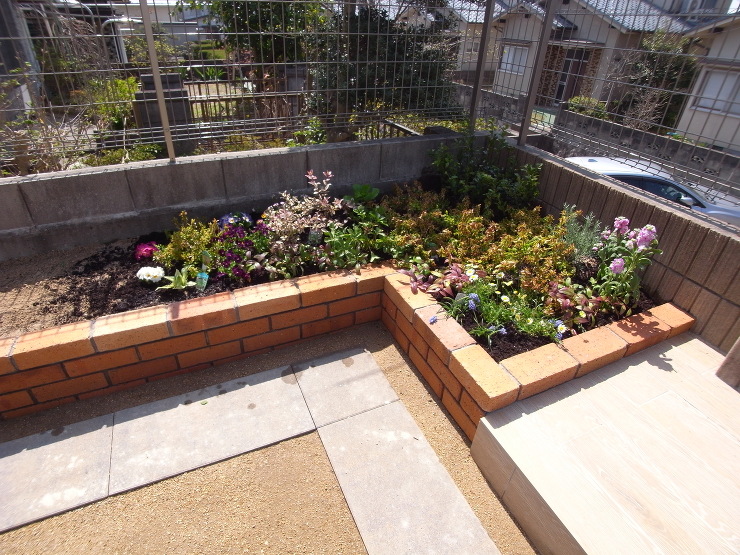 人工芝で雑草対策をして、緑鮮やかなお庭へ...