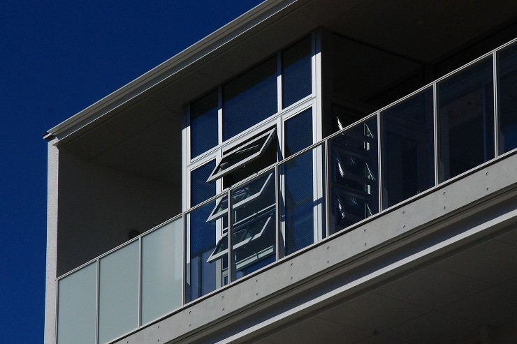 ３階リビングの家｜斜面を活かして三階建て...