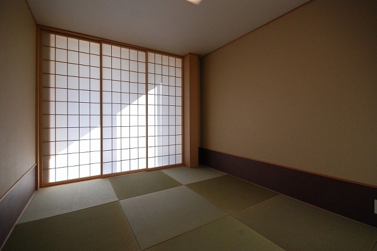 ３階リビングの家｜斜面を活かして三階建て...