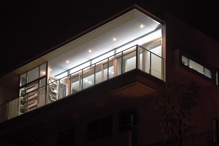 ３階リビングの家｜斜面を活かして三階建て...