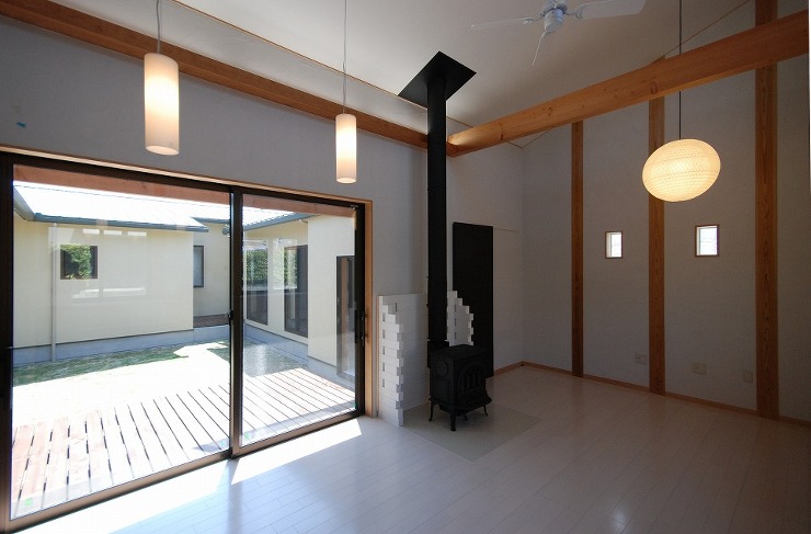 中庭の住宅１｜理想的なプライベート中庭の...