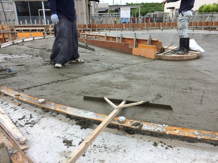 機械台基礎コンクリート金ゴテ仕上げ・モル...