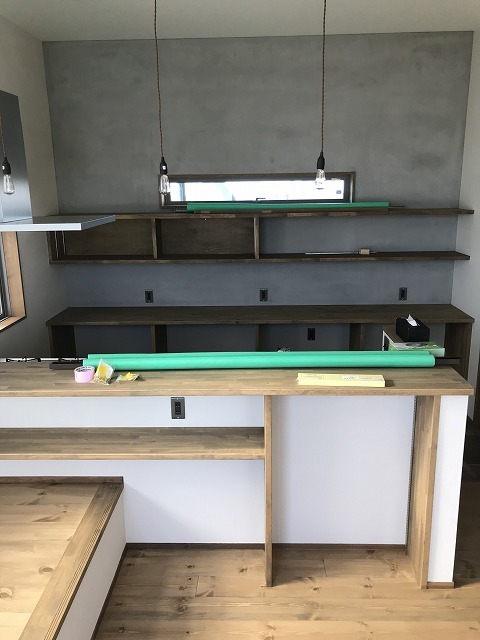 珪藻土仕上げ、一部モルタル仕上げ　志都呂...